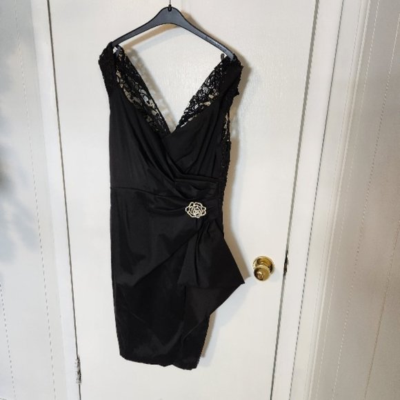 DISTINCTIVE BLACK TAFFETA DRESS WITH LACE UPPER BACK - Picture 3 of 8